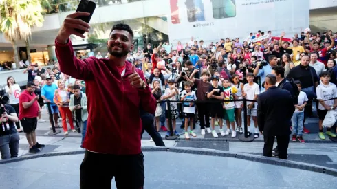 Jesús Manuel Corona compartió con la afición de Guadalajara tras la conferencia de prensa
