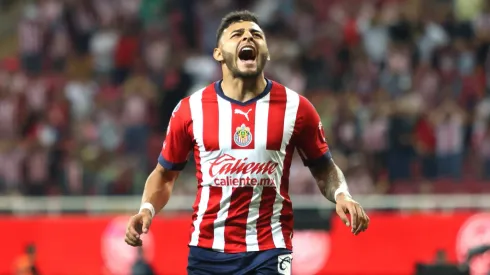 ¿Qué jugadores tiene Chivas para reemplazar a Alexis Vega?
