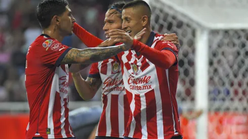 Roberto Alvarado anotó la ventaja para Chivas en el Estadio Akron
