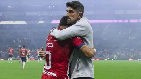 Veljko Paunovic y un fuerte respaldo para Alexis Vega.
