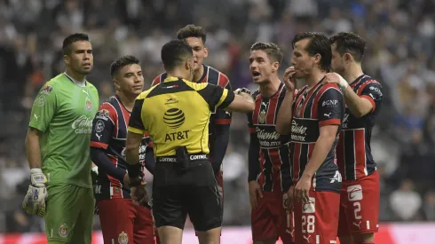 El juez central del sábado cuando dirige a Chivas suman cuatro victoria y un empate
