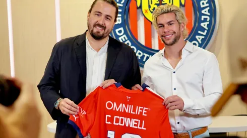 Amaury Vergara dio cálida bienvenida a Cade Cowell a Chivas