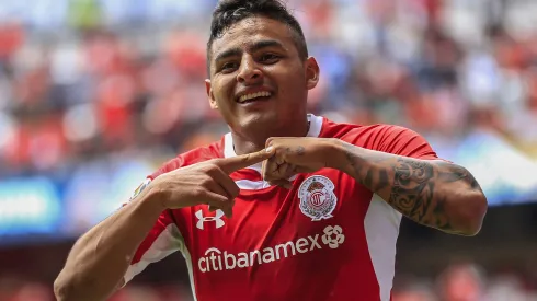 Alexis Vega ya posa con la playera del Toluca