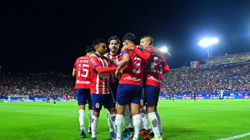 Así protege Víctor Guzmán a los canteranos de Chivas