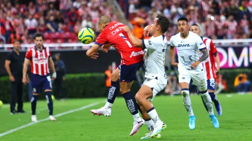 Chicharito fue tocado en su rodilla recién operada.
