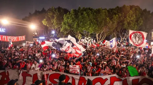 Los aficionados de Chivas en la capital organizan una fiesta para recibir al equipo en el aeropuerto
