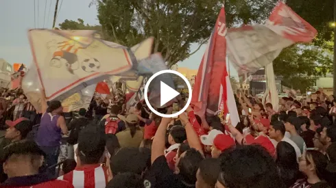 Los aficionados de Chivas se concentraron frente al hotel de concentración del Guadalajara
