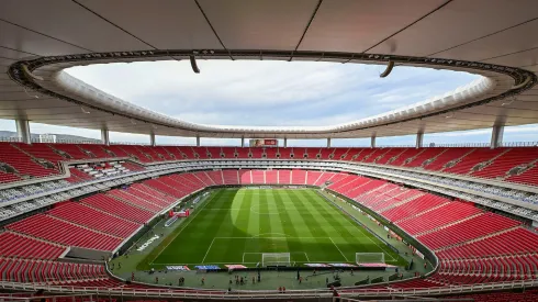 Chivas tendría estadio si vetan el Akron por racismo.
