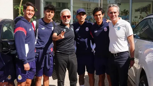 Exjugadores de Pachuca, hoy de Chivas, posaron con Jesús Martínez.
