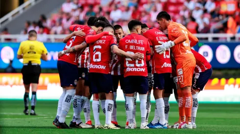 Los nuevos líderes en el vestidor de Chivas.
