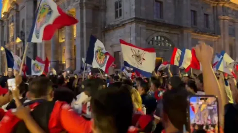 La afición pintó de rojiblancas las calles de Guadalajara.
