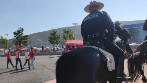 Policía se vuelve viral por atacar a fanáticos de Chivas.
