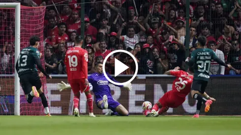 Impresionante atajada del Tala Rangel a Alexis Vega.
