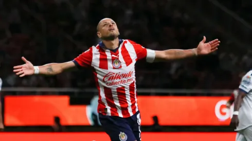 Chicharito recibe mensaje de leyenda de Chivas.
