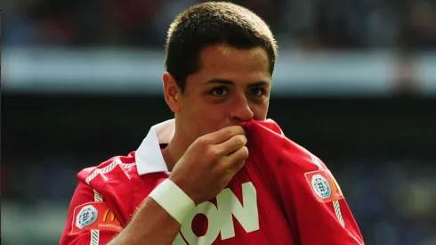 Chicharito Hernández besó el escudo del United tras el gol.
