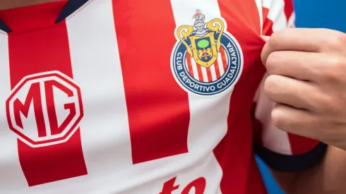 Chivas presentó su playera para el Apertura 2024.
