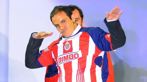 El Cuau con jersey de Chivas por una apuesta.
