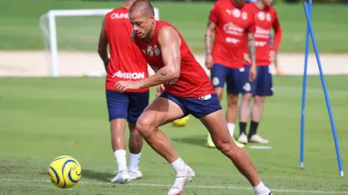 Chicharito se prepara en Cancún.
