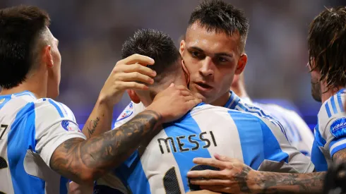 Lautaro Martínez se abraza a Leo Messi.
