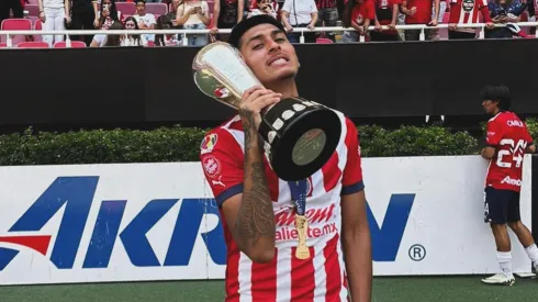 Brandon Téllez alzó el trofeo del Clausura 2024 con Chivas Sub18 en su primer torneo en Liga MX
