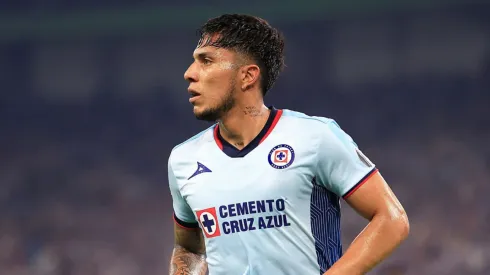 Carlos Salcedo en un juego de Cruz Azul.
