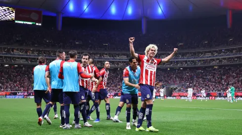 Cade Cowell celebra con sus compañeros su gol contra Pumas en el Clausura 2024.
