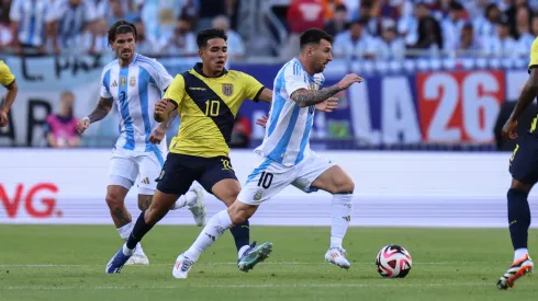 Kendry Páez persigue a Lionel Messi en el último enfrentamiento de Ecuador vs Argentina.
