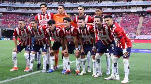 Los jugadores de Chivas haciéndose la foto de equipo antes del partido contra Querétaro.
