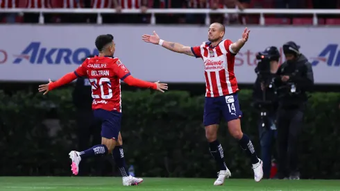 Javier Hernández y Fernando Beltrán festejan el gol de Chicharito contra Puebla.
