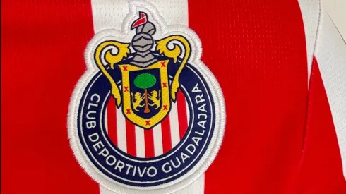 El escudo de Chivas en nuevo jersey.
