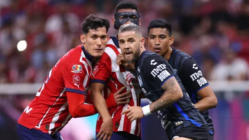 Los jugadores de Chivas y Querétaro esperan el envío en el último enfrentamiento entre ambos.
