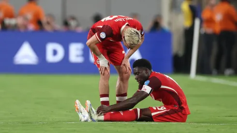 Liam Millar y Alphonso Davies, jugadores de Canadá, en el partido de semifinal contra Argentina.
