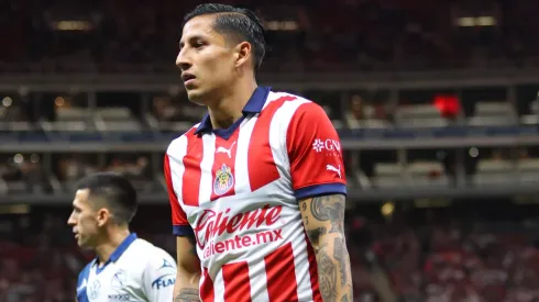 Carlos Cisneros fue reemplazado en Chivas vs. Tijuana.
