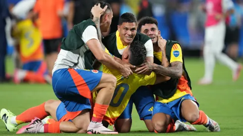 Los jugadores de Colombia abrazan a James Rodríguez luego de conseguir el pase a la final de la Copa América 2024.
