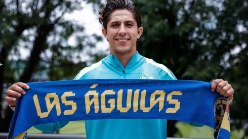 Alan Cervantes ya posó con los colores azulcrema.
