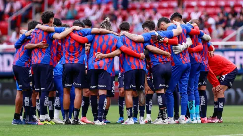 Los jugadores de Chivas de Guadalajara reunidos antes del partido contra Toluca, en la Jornada 1 del Torneo Apertura 2024.
