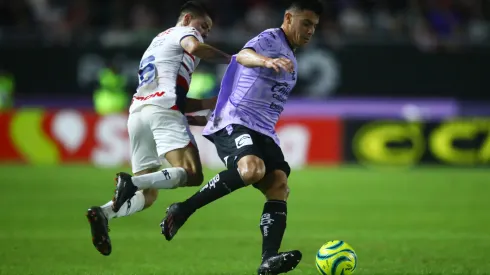 Pável Pérez y Facundo Almada disputan el balón en el último enfrentamiento entre Chivas y Mazatlán.
