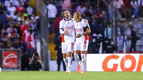 Cade Cowell y Chicharito en el triunfo de Chivas contra Querétaro.
