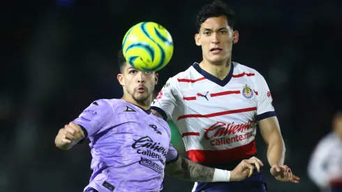 Luis Amarilla y Jesús Orozco disputan el balón en el último partido entre Chivas de Guadalajara y Mazatlán.
