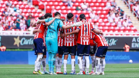 Los jugadores de Chivas reunidos antes del partido contra Mazatlán, en la cuarta jornada de la Liga MX.
