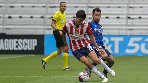 Érick Gutiérrez cuida el balón frente a Luciano Acosta, en el partido entre Chivas y Cincinnati en la Leagues Cup 2023.
