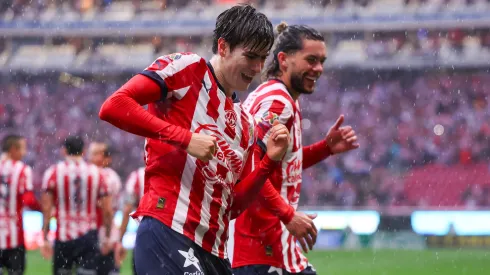 Armando González y Cade Cowell festejan el gol contra Mazatlán.
