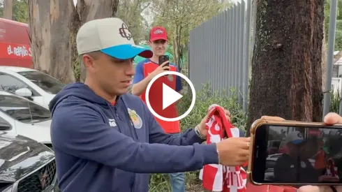 VIDEO: El detalle de Fernando Beltrán con una aficionada de Chivas