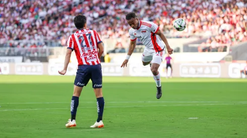 Jeremy Ebobisse cabecea el balón en el gol a Chivas de Guadalajara en la Leagues Cup 2024.
