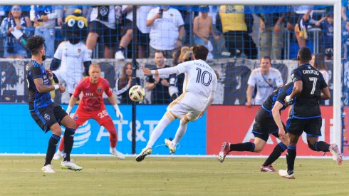 Riqui Puig remata a portería en el último enfrentamiento entre LA Galaxy y San José Earthquakes.
