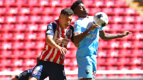 Santiago Micolta y Jesús Orozco pelean por el balón en el duelo entre Tapatío y Tampico Madero en el Clausura 2022.
