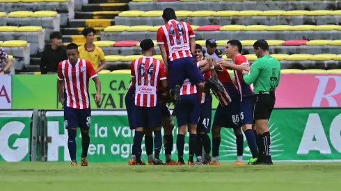 El equipo rojiblanco festeja en la jornada 2 contra Atlético Morelia.
