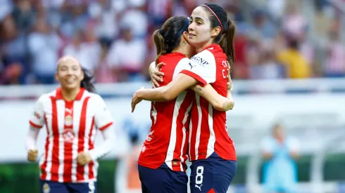 Alicia Cervantes y Carolina Jaramillo celebran el gol de Chivas de Guadalajara contra Querétaro en la Jornada 10 del Torneo Apertura 2023, en el estadio Akron.
