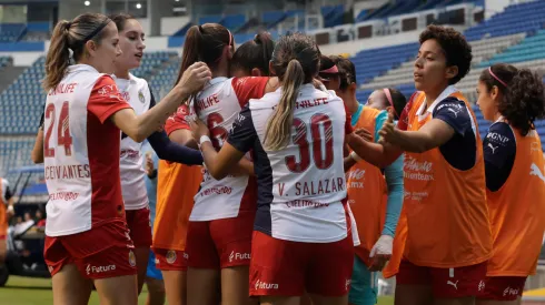 Las jugadoras de Chivas Femenil festejan el gol en el partido contra Puebla.
