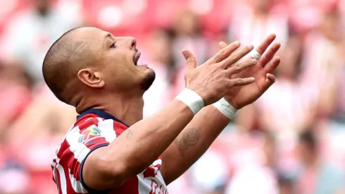 Chicharito se lamenta en pleno juego de Chivas.
